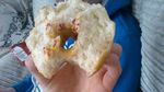 Duh! Cara Aneh Makan Pisang Sampai Donat Ini Bikin Jengkel