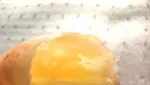 Duh! Cara Aneh Makan Pisang Sampai Donat Ini Bikin Jengkel