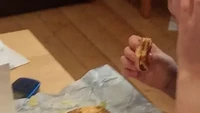 Bukan dimakan dalam satu gigitan, netizen ini lebih pilih memakan burgernya per lapisan membuat orang lain yang melihatnya jadi gregetan. Foto: BuzzFeed