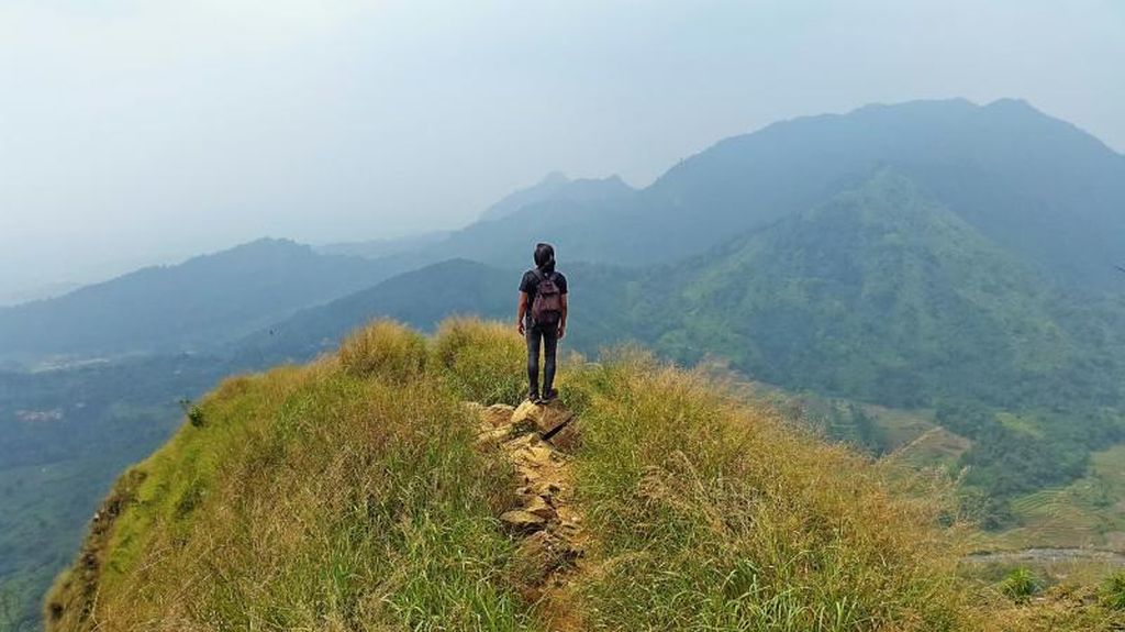 Hiking Pertama Kali? Coba Mendaki Gunung Batu Jonggol di Bogor