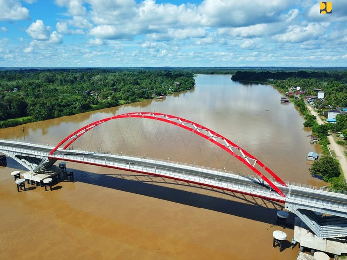 Kementerian Pekerjaan Umum dan Perumahan Rakyat (PUPR) telah menyelesaikan pembangunan Jembatan Tumbang Samba yang menghubungkan Desa Telok dan Desa Samba Danum, di Kecamatan Katingan Tengah, Provinsi Kalimantan Tengah. Kehadiran jembatan tersebut menjadi elemen krusial bagi kelancaran konektivitas di Lintas Tengah Kalimantan.