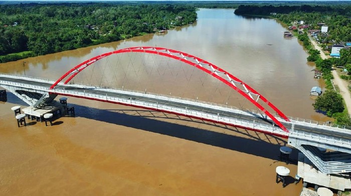 Kementerian Pekerjaan Umum dan Perumahan Rakyat (PUPR) telah menyelesaikan pembangunan Jembatan Tumbang Samba yang menghubungkan Desa Telok dan Desa Samba Danum, di Kecamatan Katingan Tengah, Provinsi Kalimantan Tengah. Kehadiran jembatan tersebut menjadi elemen krusial bagi kelancaran konektivitas di Lintas Tengah Kalimantan.