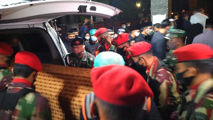 Jenazah mantan Kasad Pramono Edhie Wibowo tiba di rumah duka.