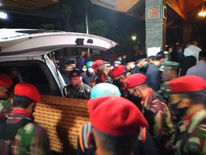 Ambulans Pembawa Jenazah Pramono Edhie Wibowo Tiba di Puri Cikeas