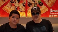 Salah satunya momen saat makan pizza dengan bocah yang ia sebut putranya. Meskipun sederhana tapi momen ini terlihat penuh arti. Foto: instagram jerry lawalata