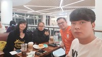 Lewat instagramnya @jerrylawalata ia sering berbagi momen kulinerannya. Potret ketika Jerry makan bersama teman hingga merayakan ulang tahun dipamerkan lewat instagram ini. Foto: instagram jerry lawalata
