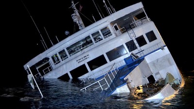 Begini Kondisi Kapal Feri yang Kandas di Pelabuhan Padang Bai
