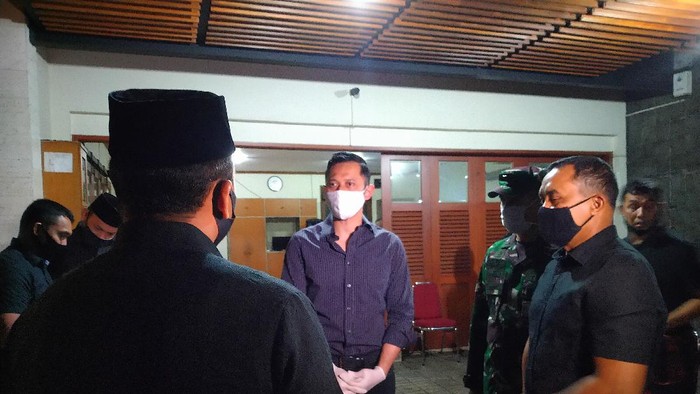 Ketum Partai Demokrat Agus Harimurti Yudhoyono (AHY) berada di rumah duka almarhum mantan Kasad Prmono Edhie.