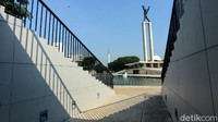 Patung Monumen Pembebasan Irian Barat tampak gagah menjulang di antara taman dan air mancur di kawasan Lapangan Banteng.