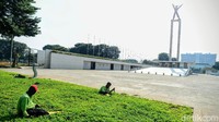 Lapangan Banteng terus dijaga kebersihkannya. Selain itu rumput di sekitar Patung Monumen Pembebasan Irian Barat juga dirapikan.