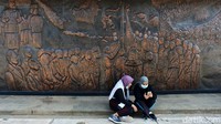 Selain berolahraga, warga juga asyik foto-foto dengan latar belakang relief yang menggambarkan perjuangan pembebasan Irian Barat.