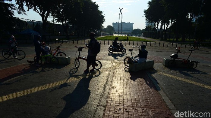 Lapangan Banteng Jakarta Warga melakukan Olahraga pagi di Lapangan Banteng, Jakarta, Sabtu (13/6/2020). Hari ini merupakan Hari pertama pembukaan lapangan Banteng untuk Umum setelah ditutup beberapa pekan karena pandemi Corona.