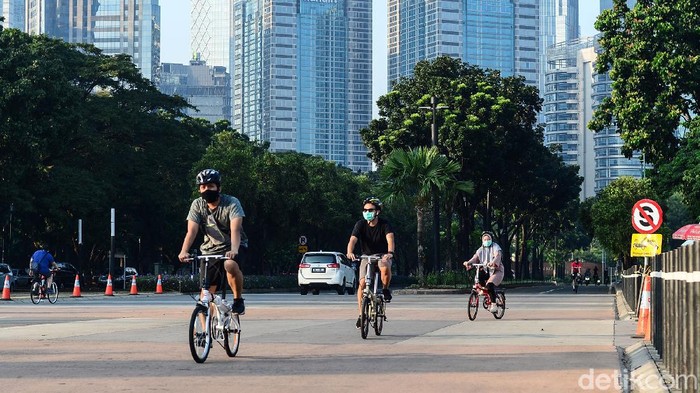 Para pesepeda baik perorangan maupun rombongan melintasi jalan Sudirman-Thamrin, Jakarta, Sabtu (13/6/2020). Penggunaan sepeda untuk berolahraga dilaporkan meningkat saat new normal. Kecenderungan tersebut diperoleh dari naiknya penjualan sepeda di sejumlah kota pada beberapa pekan terakhir.
