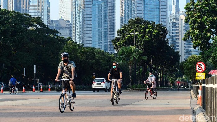 New Normal, Akhir Pekan Jadi Akrab dengan Pesepeda Para pesepeda baik perorangan maupun rombongan melintasi jalan Sudirman-Thamrin, Jakarta, Sabtu (13/6/2020). Penggunaan sepeda untuk berolahraga dilaporkan meningkat saat new normal. Kecenderungan tersebut diperoleh dari naiknya penjualan sepeda di sejumlah kota pada beberapa pekan terakhir.