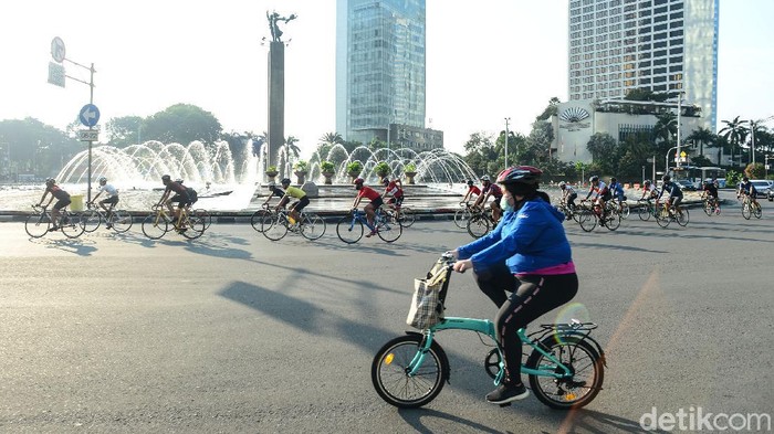 Para pesepeda baik perorangan maupun rombongan melintasi jalan Sudirman-Thamrin, Jakarta, Sabtu (13/6/2020). Penggunaan sepeda untuk berolahraga dilaporkan meningkat saat new normal. Kecenderungan tersebut diperoleh dari naiknya penjualan sepeda di sejumlah kota pada beberapa pekan terakhir.