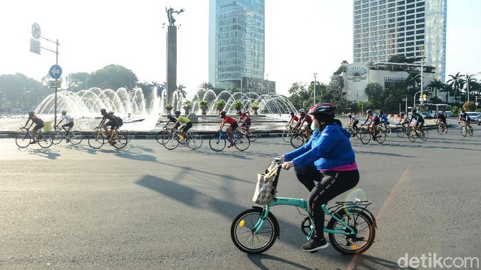 New Normal, Akhir Pekan Jadi Akrab dengan Pesepeda Para pesepeda baik perorangan maupun rombongan melintasi jalan Sudirman-Thamrin, Jakarta, Sabtu (13/6/2020). Penggunaan sepeda untuk berolahraga dilaporkan meningkat saat new normal. Kecenderungan tersebut diperoleh dari naiknya penjualan sepeda di sejumlah kota pada beberapa pekan terakhir.