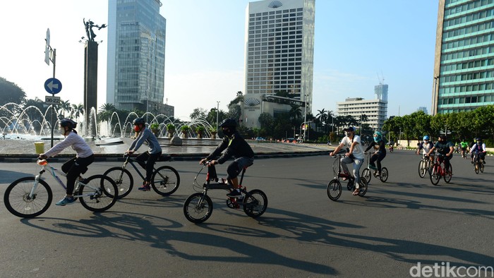 Para pesepeda baik perorangan maupun rombongan melintasi jalan Sudirman-Thamrin, Jakarta, Sabtu (13/6/2020). Penggunaan sepeda untuk berolahraga dilaporkan meningkat saat new normal. Kecenderungan tersebut diperoleh dari naiknya penjualan sepeda di sejumlah kota pada beberapa pekan terakhir.
