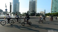 Tingginya resiko penularan COVID-19 di transportasi umum membuat warga memilih menaiki sepeda untuk beraktivitas.