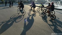 Mereka juga menerapkan jaga jarak saat menggowes sepeda. Pembatasan jarak bukan hanya dengan rombongan, namun juga saat berpapasan.