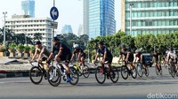 Sejumlah warga berolahraga dengan menggowes sepeda di Jalan Sudirman-Thamrin, Jakarta, Minggu (13/6/2020).
