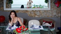 Liburan mereka juga sampai ke Capri, Italia. Nikita dan Indra nampak foto berdua di tempat yang terpisah. Foto: Instagram indpriw / nikitawillyofficial94