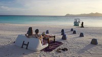 Jalan-jalan ke Amanpulo, pesinetron cantik ini diajak Indra menikmati makanan dengan pemandangan laut lepas. Super romantis! Foto: Instagram indpriw / nikitawillyofficial94
