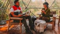 Kalau ini momen Nikita dan Indra saat di The Highlands, Tanzania. Keduanya tampak asyik berbincang ditemani segelas minuman hangat. Foto: Instagram indpriw / nikitawillyofficial94