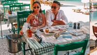Menyambangi pantai di Turki, Nikita dan Indra mencicipi jamuan makan yang lengkap. Terlihat serasi ya mereka? Foto: Instagram indpriw / nikitawillyofficial94