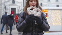 Pengusaha Blue Bird ini juga hobi kulineran lho. Indra sempatkan cicip makanan enak saat mengunjungi suatu negara. Seperti pretzel jumbo di Austria ini. Foto: Instagram indpriw / nikitawillyofficial94