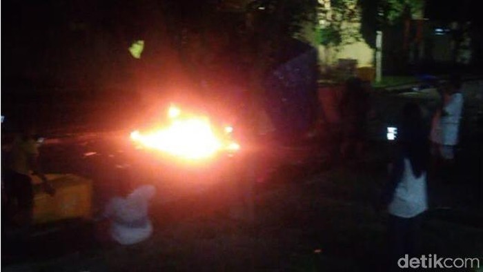 Pasien Corona di Ambon membakar tenda penitipan barang.