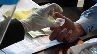 Di masa adaptasi kebiasaan baru ini, setiap penumpang pesawat harus melakukan PCR test dengan hasil negatif COVID-19 dan rapid-test dengan hasil non-reaktif COVID-19.