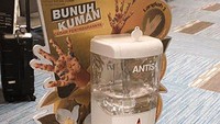 Di masa pandemi ini, sentuhan dengan berbagai benda memang harus dikurangi. Penumpang pesawat pun memilih itu sebagai kebiasaan baru. Menyusul hal tersebut, PT Angkasa Pura II menyediakan fasilitas touchless seperti misalnya tombol pedal kaki di lift, wastafel otomatis, mesin hand sanitizer otomatis dan lain sebagainya.
