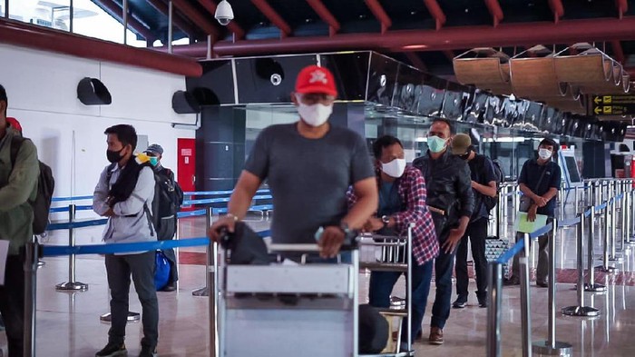 Pandemi global COVID-19 membawa perubahan di sektor penerbangan dunia termasuk juga di Indonesia. Di Indonesia, stakeholder penerbangan nasional merespons pandemi dengan melakukan adaptasi supaya operasional penerbangan khususnya tetap terjaga. Berikut kebiasaan baru penumpang pesawat dan pengunjung di bandara-bandara PT Angkasa Pura II.