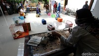Para pecinta satwa itu mengantre dengan menerapkan physical distancing.