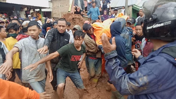 Petugas mengevakuasi korban longsor Jeneponto