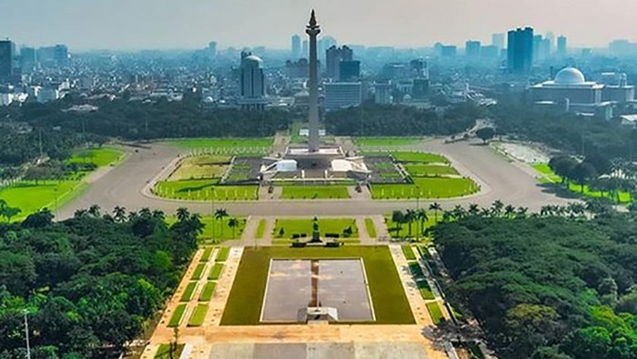 Revitalisasi Monas di sisi selatan terus berlanjut. Sebelumnya, kawasan itu ditumbuhi pepohonan yang menghijau. Berikut potret sebelum dan sesudah revitalisasi.