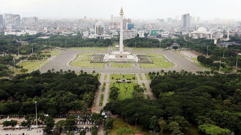 Potret Monas Sebelum dan Sesudah Direvitalisasi Revitalisasi Monas di sisi selatan terus berlanjut. Sebelumnya, kawasan itu ditumbuhi pepohonan yang menghijau. Berikut potret sebelum dan sesudah revitalisasi.