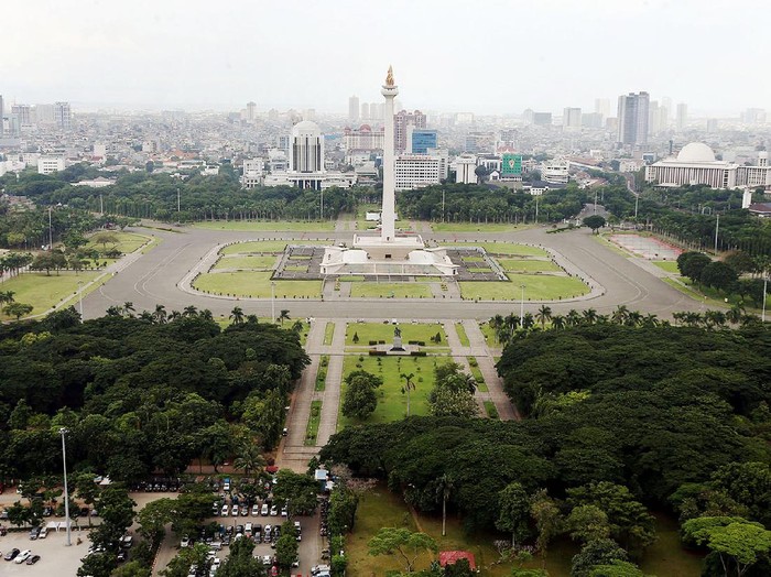 Revitalisasi Monas di sisi selatan terus berlanjut. Sebelumnya, kawasan itu ditumbuhi pepohonan yang menghijau. Berikut potret sebelum dan sesudah revitalisasi.