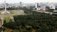 Monas terlihat asri karena dikelilingi oleh taman. Rengga Sancaya/detikcom.