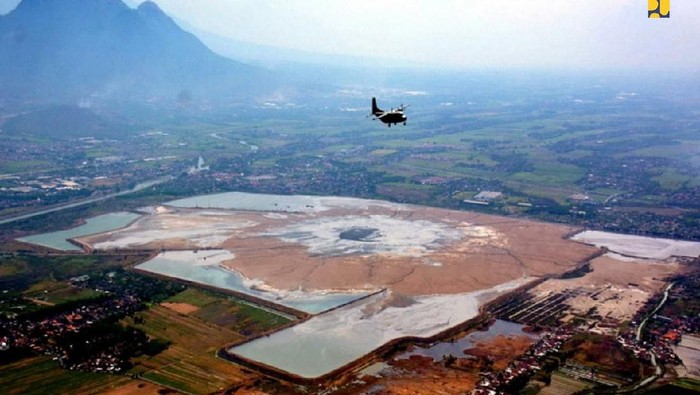 PR Besar Mengatasi Semburan Lumpur di Sidoarjo Kementerian PUPR melalui Pusat Pengendalian Lumpur Sidoarjo (PPLS) terus melakukan penanganan infrastruktur dan sosial di daerah terdampak semburan lumpur Sidoarjo. Pada Tahun Anggaran 2020,