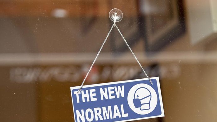 restoran new normal Asian waitress wear protective face mask scan customer temperature by thermometer before entering the restaurant to protect infection from coronavirus covid-19, social distancing concept