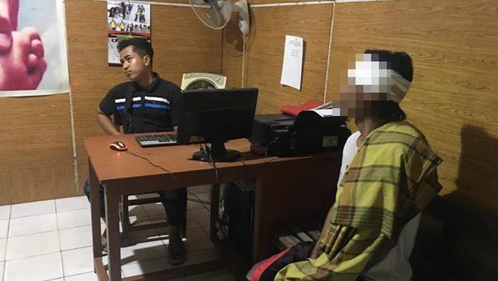 S saat menjalani pemeriksaan di Mapolsek Urban Wonomulyo, Sulbar.