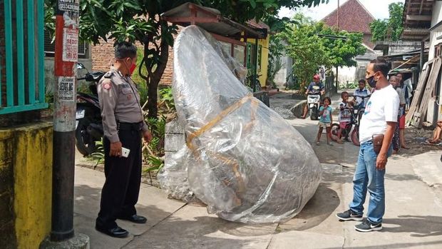 Sebuah balon udara jatuh dan tersangkut di tiang listrik di Sewon, Bantul, Sabtu (13/6/2020).