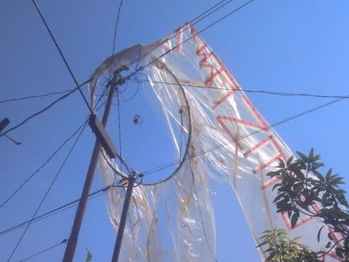 Sebuah balon udara jatuh dan tersangkut di tiang listrik di Sewon, Bantul, Sabtu (13/6/2020).