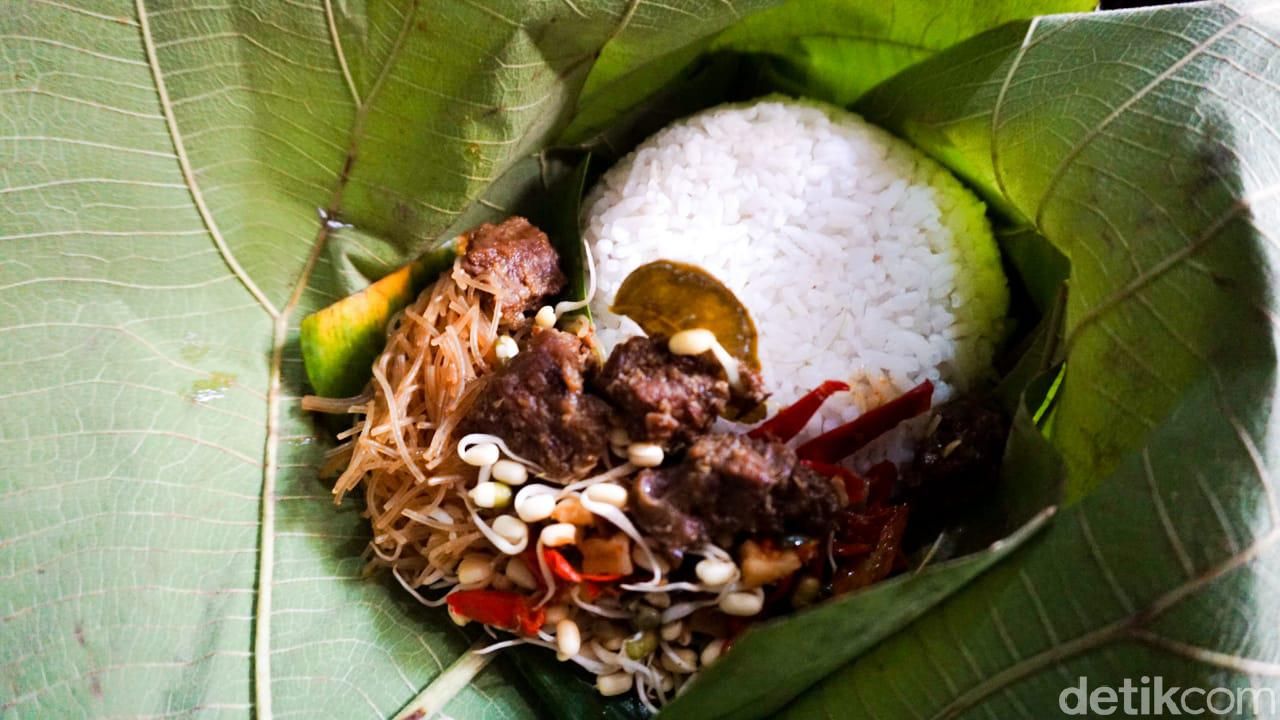 Mengenal Sego Berkat Nasi Bungkus Daun Jati yang Populer 