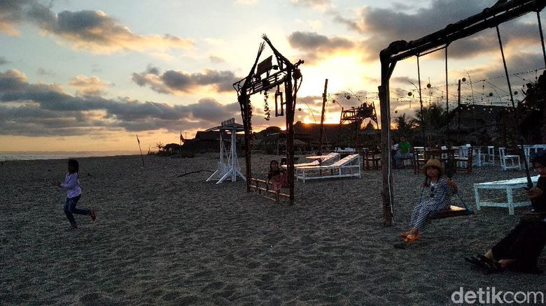 Senja di Pangandaran Kawasan Kampung Turis pantai Pangandaran mulai berbenah. Pengunjung mulai berdatangan kendati Pemda setempat memberlakukan peraturan yang cukup ketat