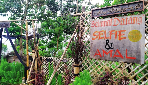 Tertera papan bertuliskan Selamat Datang, Selfie dan Amal di depan pintu masuk menuju spot berfoto tersebut. Tertera papan bertuliskan Selamat Datang, Selfie dan Amal di depan pintu masuk menuju spot berfoto tersebut.