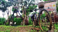 Spot foto yang unik dan instagramable itu mulai dari sepeda ontel, kursi pelaminan, hingga perpustakaan gerobak. 