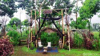 Spot unik untuk berfoto ini berada di pinggir jalan Desa Batulawang, Kecamatan Cipanas, Kabupaten Cianjur.