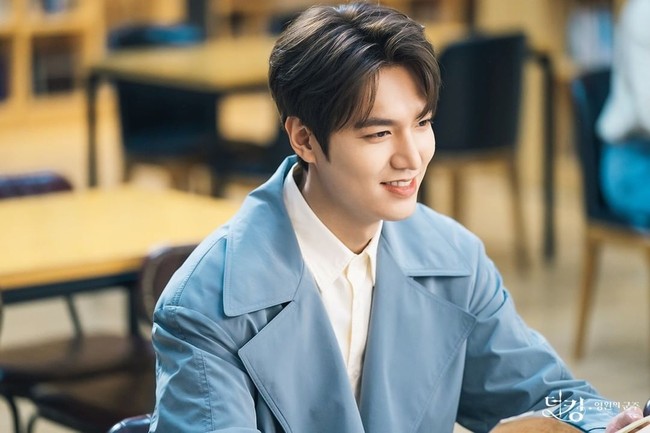 Berbeda dengan lawan main Park Shin Hye di The Heirs. Lee Min Ho disebut “spesialis cowok kaya” karena kerap dikisahkan sebagai pria dari keluarga tajir. Seperti di drama Korea Boys Before Flowers, The Heirs, The King: Eternal Monarch, dan serial Apple TV+ Pachinko sebagai saudagar. Foto: Instagram SBS Drama